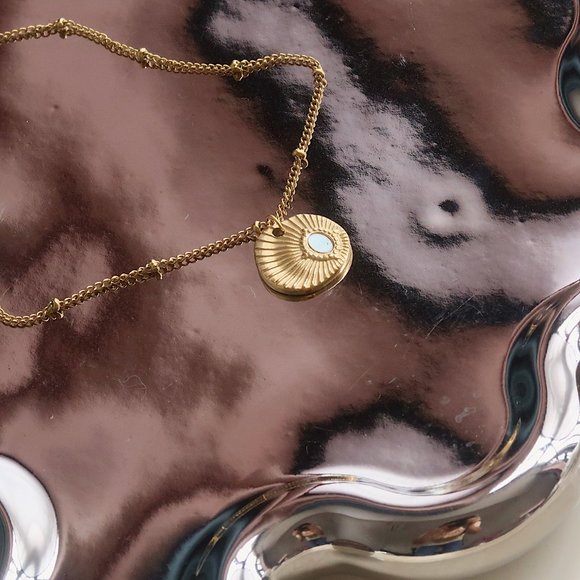 NEW 18K Gold Plated Luxury Shell Necklace - Picture 2 of 15